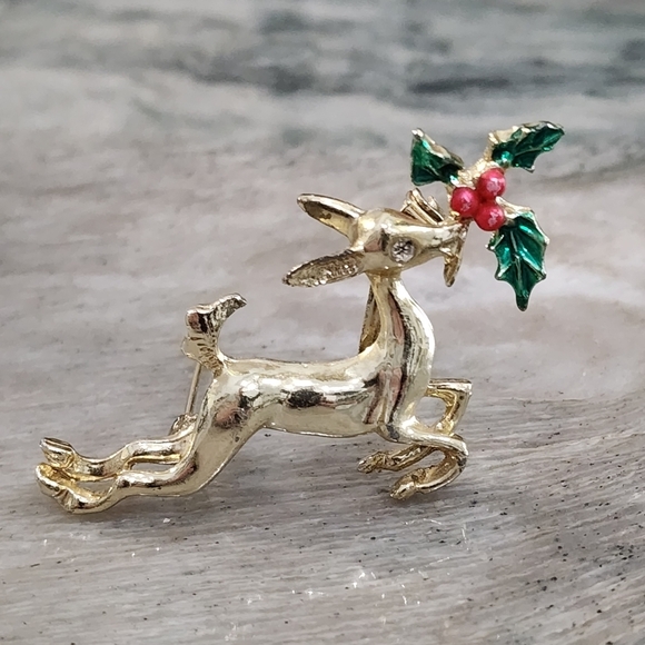 Reindeer mistletoe brooch - Picture 1 of 9